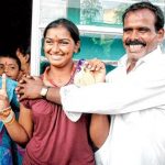 1652457490 742 Deepika Kumari हाइट उम्र पति परिवार Biography Hindi दीपिका कुमारी अपने पिता के साथ