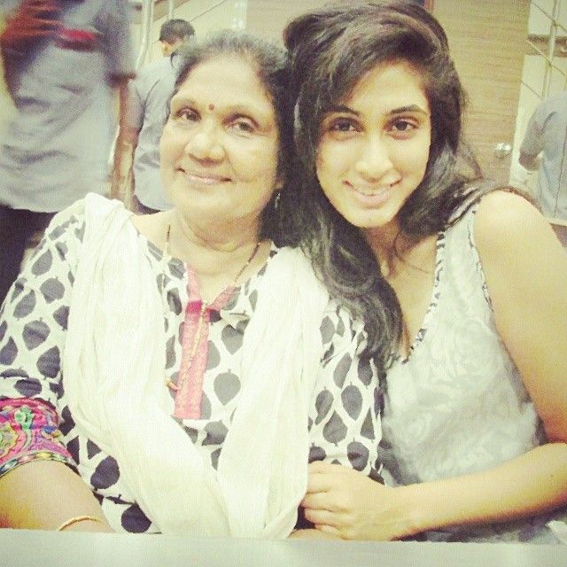 दीप्ति सती अपनी मां के साथ