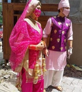 मनीष रायसिंघन और संगीता चौहान अपनी शादी के दिन
