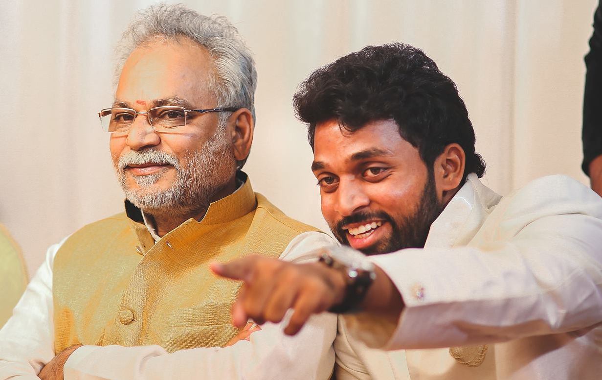 मनोज कृष्ण तन्नेरु अपने पिता के साथ