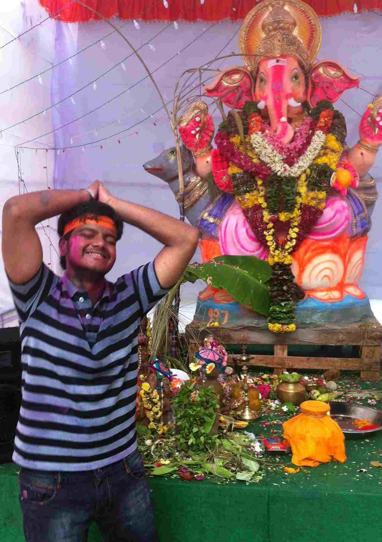 भगवान गणेश की मूर्ति के साथ डीक सनी