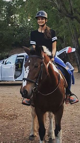 अनीशा शाह अपने घोड़े की सवारी करती हैं