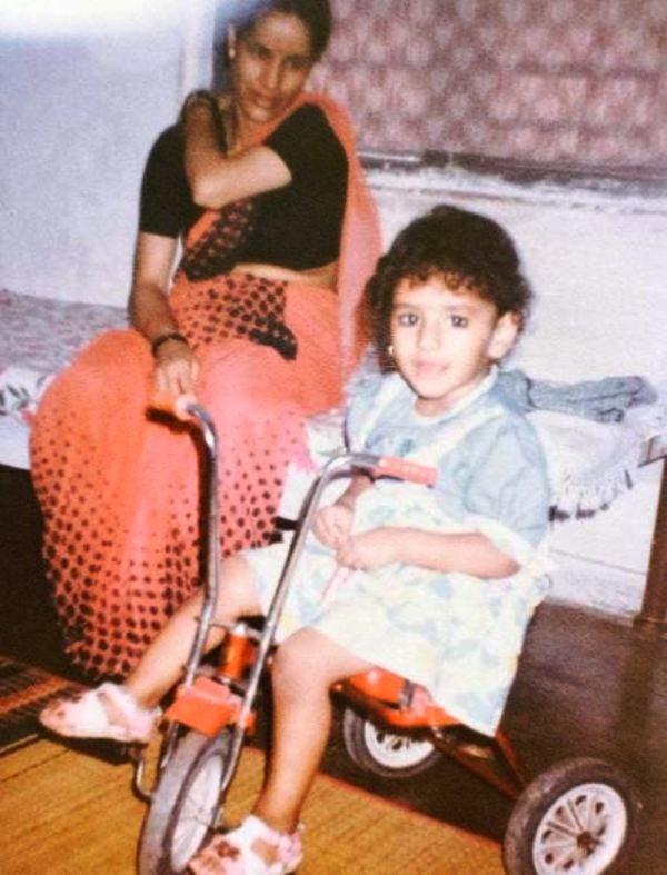 अपनी मां के साथ खुशबू उपाध्याय की बचपन की एक तस्वीर
