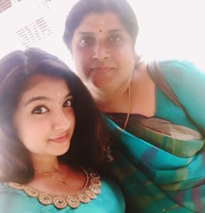 मालविका नायर अपनी मां के साथ