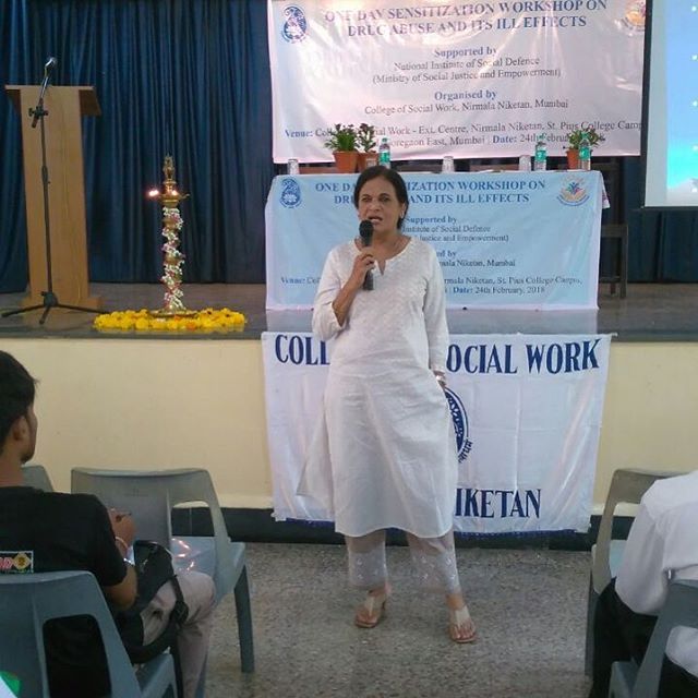 एक स्वयंसेवक के रूप में दीपा मिर्जा