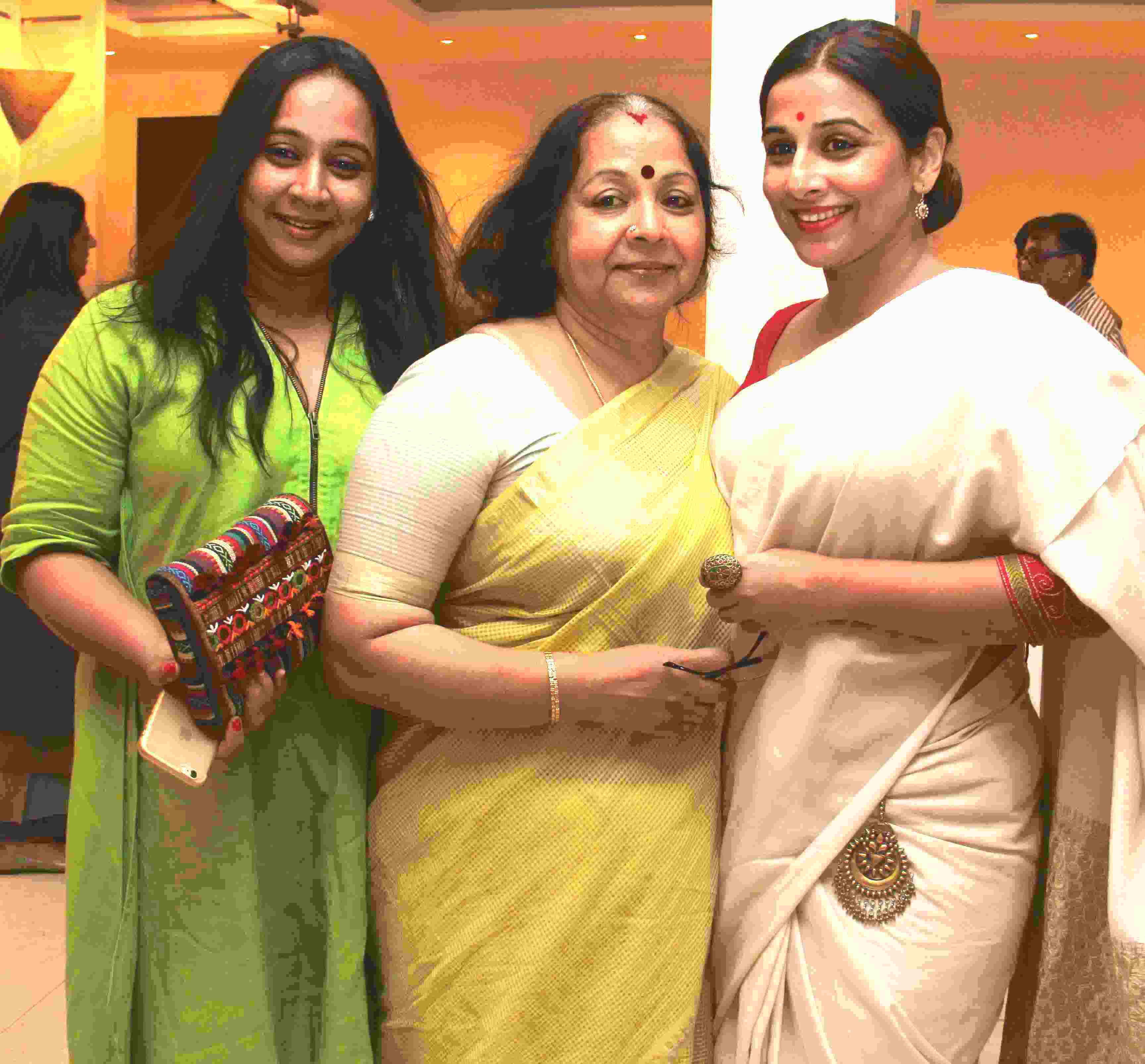 प्रिया बालन अपनी मां और बहन के साथ
