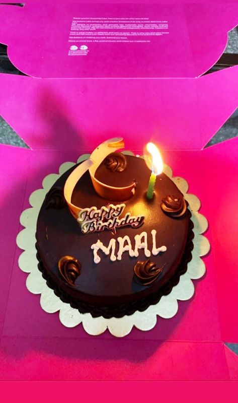 मालविका शर्मा बर्थडे केक