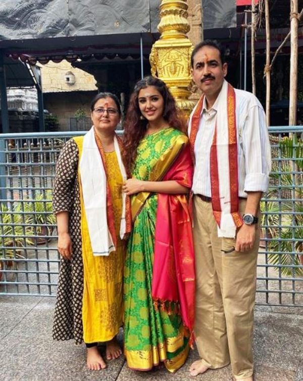 मालविका शर्मा अपने माता-पिता के साथ