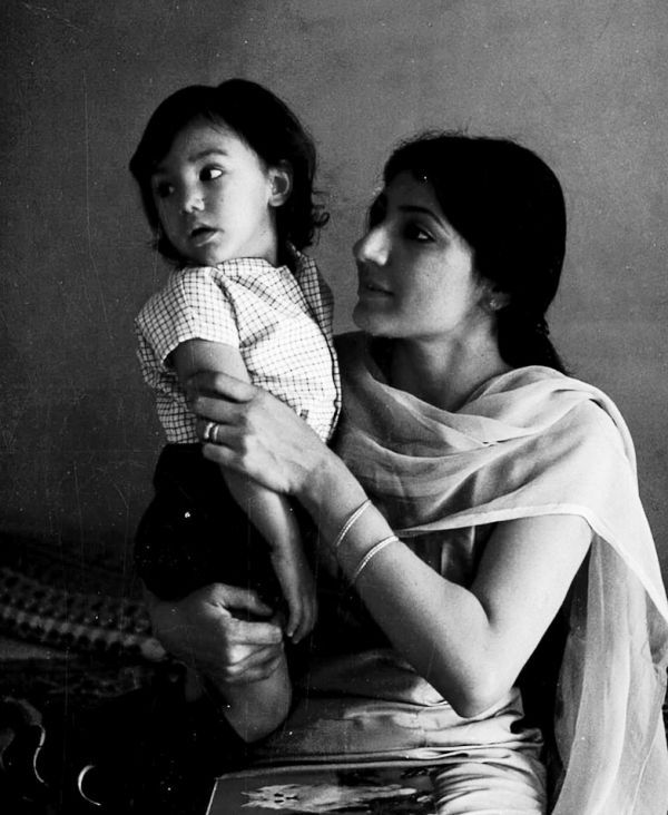 अपनी मां के साथ इश्वाक सिंह की बचपन की फोटो