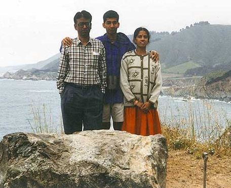 सुंदर पिचाई अपने पिता रघुनाथ (बाएं) और मां लक्ष्मी (दाएं) के साथ
