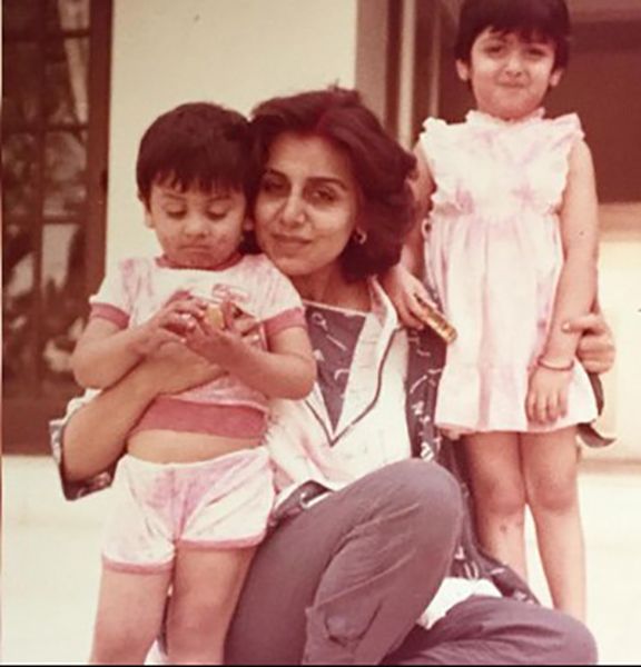 रिद्धिमा कपूर साहनी एक बच्चे के रूप में रणबीर कपूर और उनकी मां के साथ
