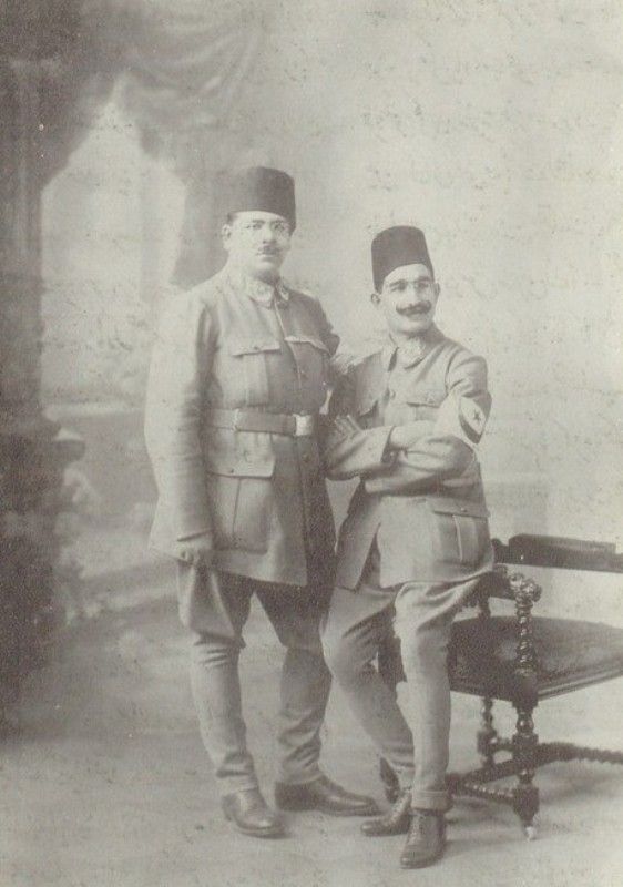 बाल्कन युद्ध के दौरान घायल हुए तुर्की सैनिकों के इलाज के लिए भारतीय चिकित्सा मिशन के दौरान डॉ. मुल्हार अहमद अंसारी (दाएं)।