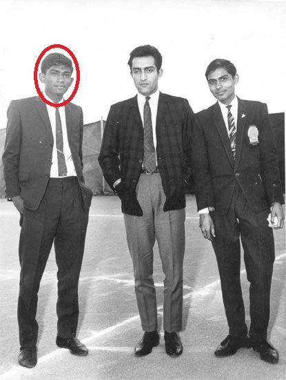 मंसूर अली खान पटौदी (बीच में) के साथ खड़े जोगी