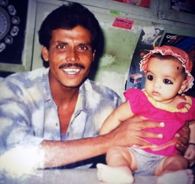 अपने पिता के साथ आसिफ खान की बचपन की फोटो