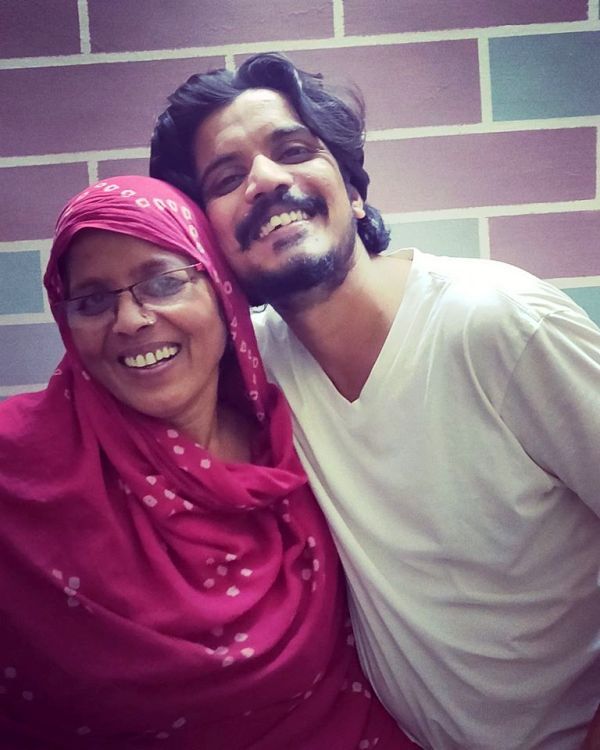 आसिफ खान अपनी मां के साथ