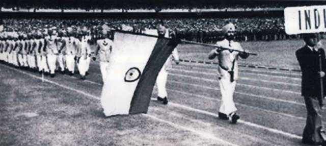 भारतीय ध्वज के साथ बलबीर सिंह