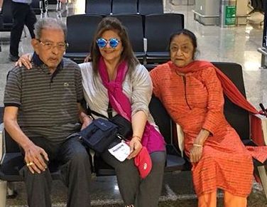 पिंकी रोशन अपने माता-पिता के साथ 
