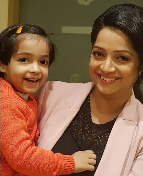 1652477182 426 Preeti Raghunandan News Anchor उम्र पति परिवार Biography Hindi प्रीति रघुनंदन अपनी बेटी के साथ