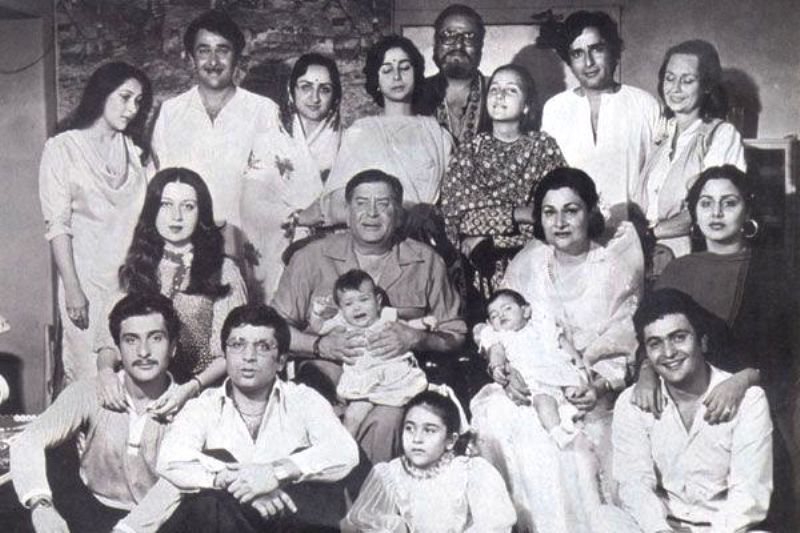 ससुराल वालों के साथ नीतू सिंह की एक पुरानी फोटो