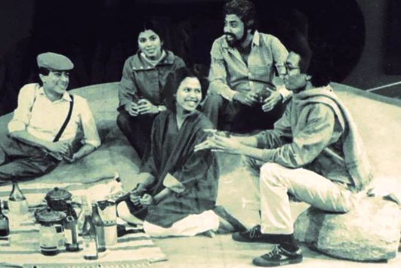 सुतापा सिकदर (बीच में) और मीता वशिष्ठ के साथ इरफान खान (दूर दाएं)