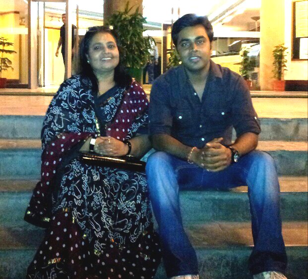 1652479024 441 Sushant Sinha उम्र गर्लफ्रेंड पत्नी परिवार Biography Hindi सुशांत सिन्हा अपनी मां के साथ