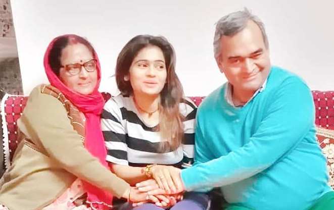 गौरी मिश्रा अपने माता-पिता के साथ