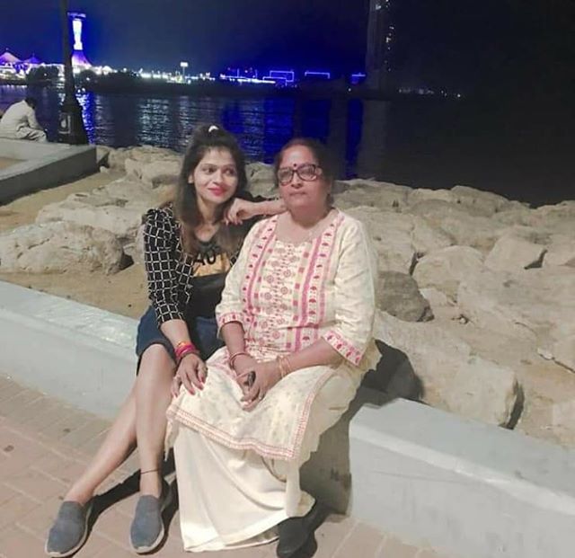 गौरी मिश्रा अपनी मां के साथ