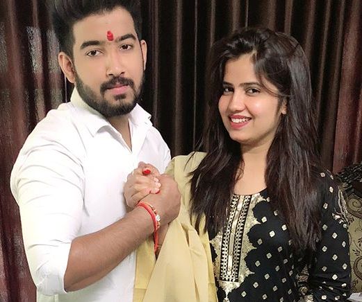 1652483984 103 Priyanka Sharma News Anchor उम्र बॉयफ्रेंड पति परिवार Biography प्रियंका शर्मा अपने भाई के साथ