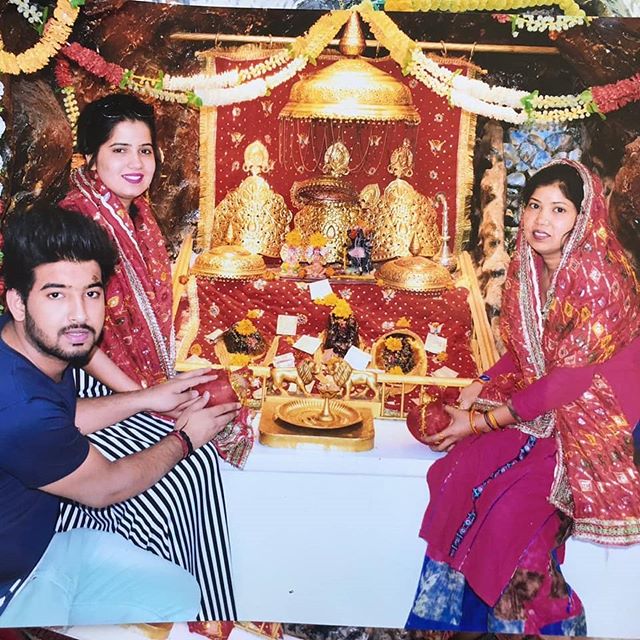 1652484006 645 Priyanka Sharma News Anchor उम्र बॉयफ्रेंड पति परिवार Biography प्रियंका शर्मा अपनी मां और भाई के साथ