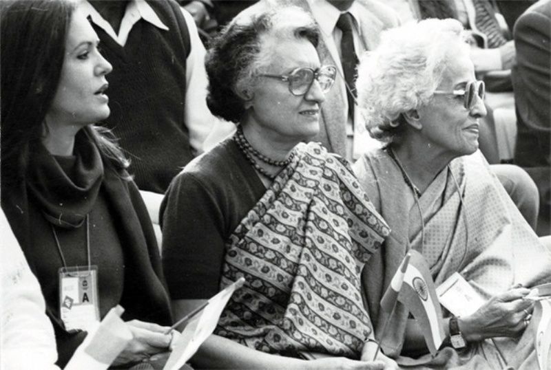 तेजी बच्चन (दूर दाएं) इंदिरा गांधी और सोनिया गांधी के साथ (दूर बाएं)