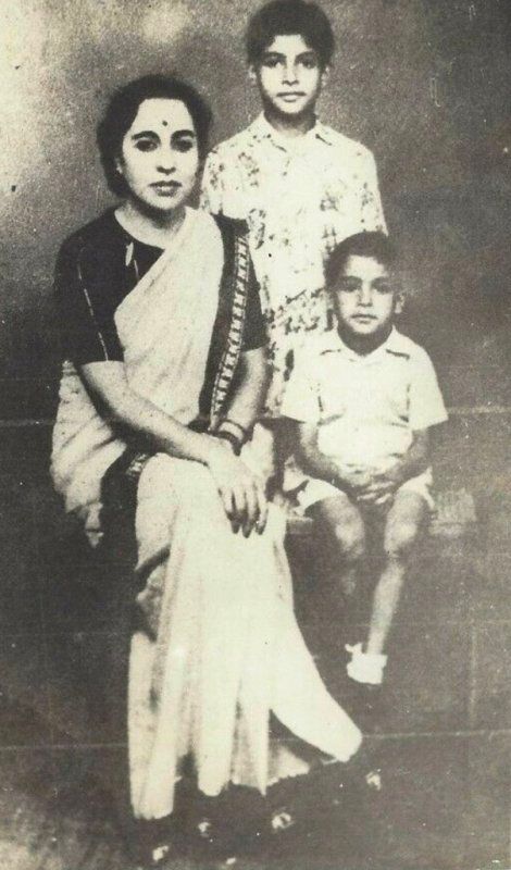 तेजी बच्चन की उनके बेटों अमिताभ और अजिताभ के साथ एक पुरानी तस्वीर