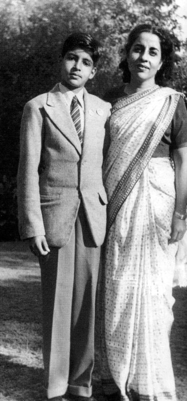 अमिताभ बच्चन के साथ तेजी बच्चन की एक पुरानी तस्वीर