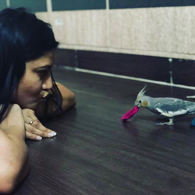 शेरी शीरिन अपने पालतू पक्षी के साथ