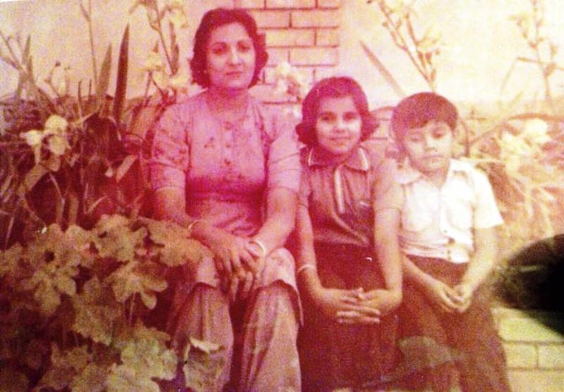 मां और भाई के साथ डॉ. अंजलि हुड्डा सांगवान की एक पुरानी तस्वीर