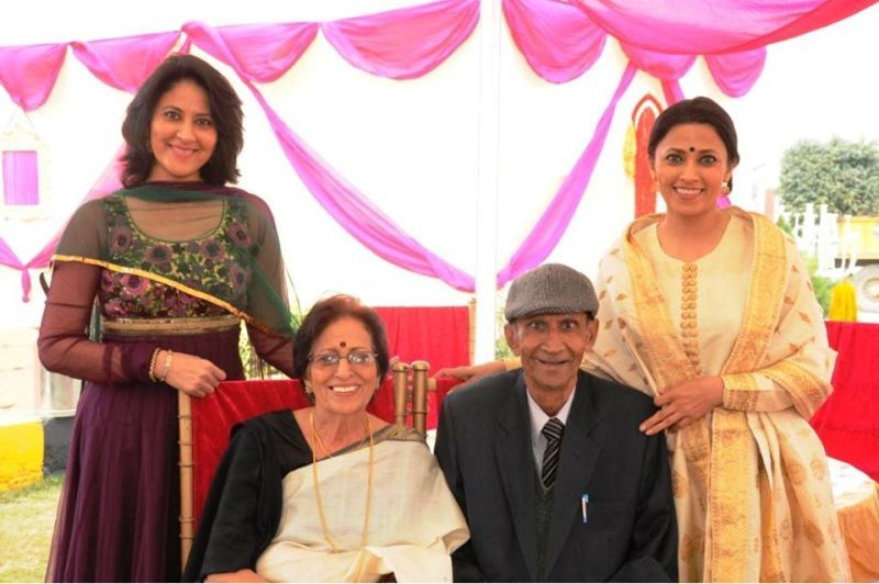 1652487842 50 Mimansa Malik News Anchor उम्र पति बच्चे परिवार Biography मीमांसा मलिक अपने माता-पिता और बहन के साथ