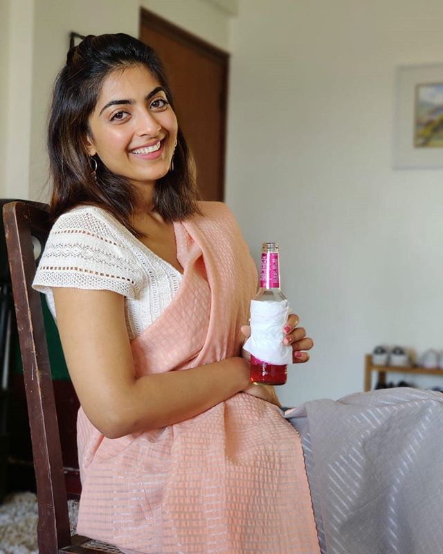 शराब की बोतल के साथ ज़ैन मैरी खान