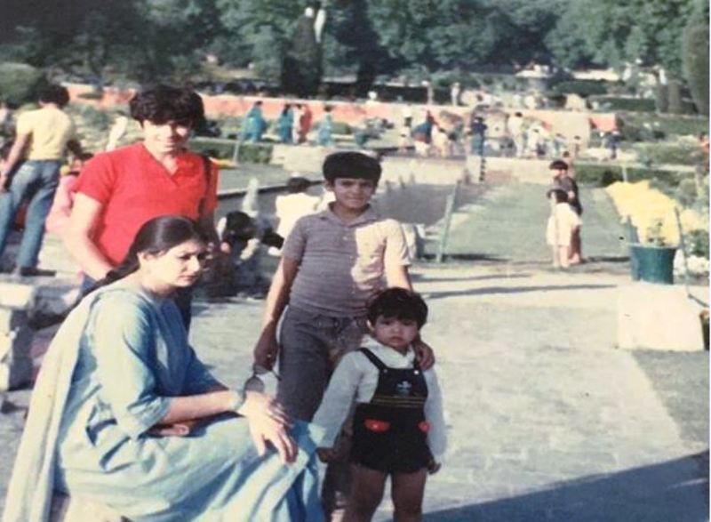 इम्तियाज अली (लाल शर्ट में) अपनी पहली कश्मीर यात्रा के दौरान अपनी माँ और भाई-बहनों के साथ