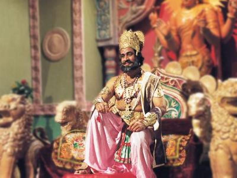 रामायण में राजा दशरथ के रूप में बाल धुरी