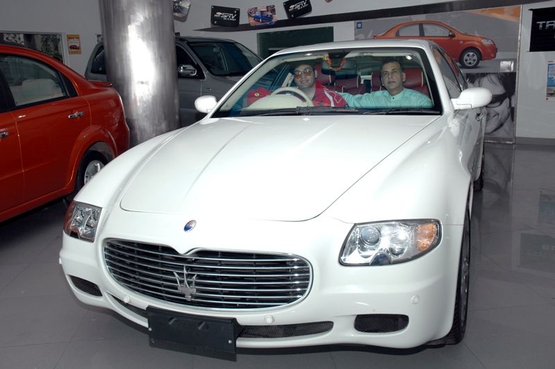 विजय अरोड़ा अपने बेटे फरहाद के साथ मासेराती कार में