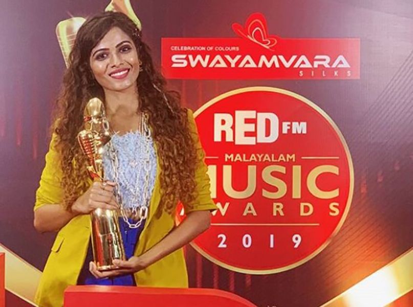 सनाह मोइदुट्टी अपने RED FM मलयालम संगीत पुरस्कार के साथ