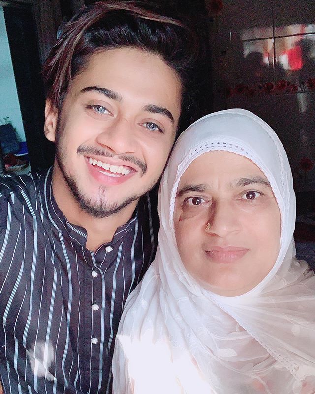 हसनैन खान अपनी मां के साथ