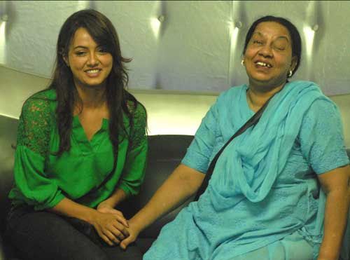 सना खान अपनी मां के साथ
