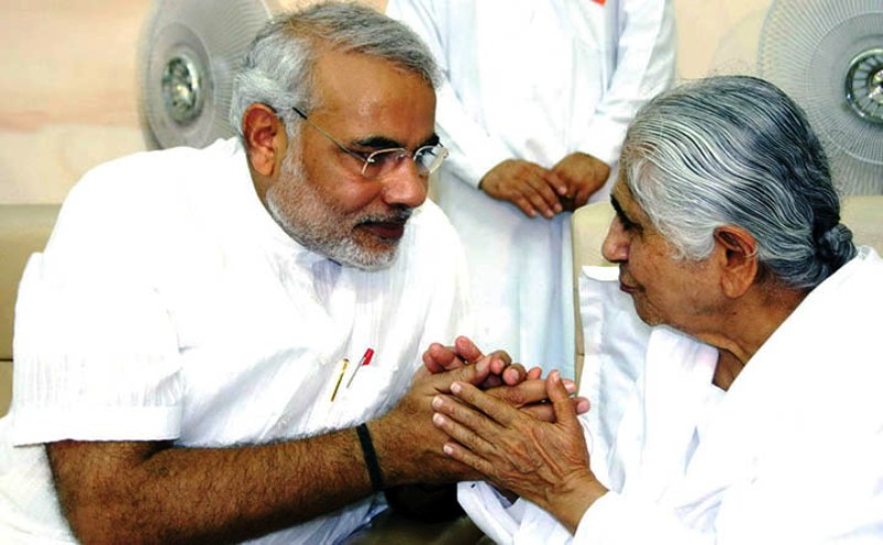 प्रधानमंत्री नरेंद्र मोदी के साथ दादी जानकी