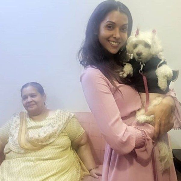 अनुप्रिया गोयनका अपनी मां और पेटी के साथ