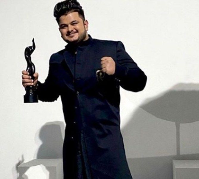 विशाल मिश्रा अपने फिल्मफेयर पुरस्कार के साथ