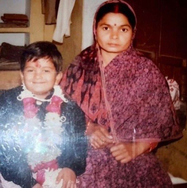 अपनी मां के साथ विशाल मिश्रा की बचपन की फोटो