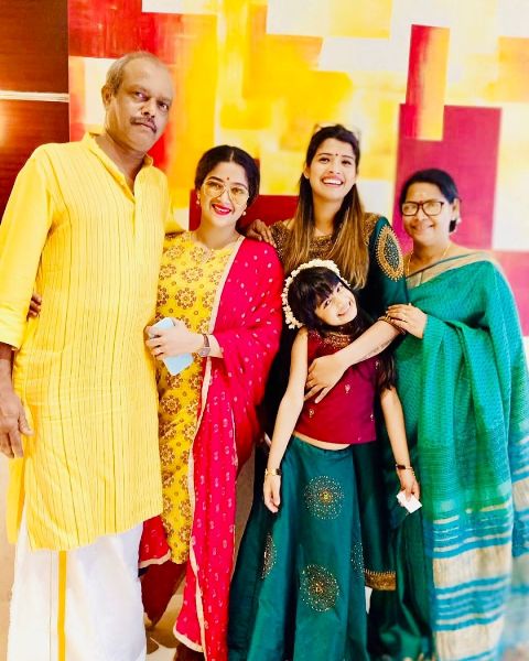 अभिराम सुरेश अपने परिवार के साथ
