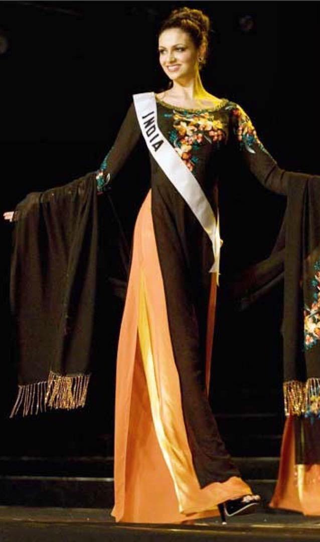 मिस इंडिया यूनिवर्स 2008 प्रतियोगिता में सिमरन कौर मुंडी