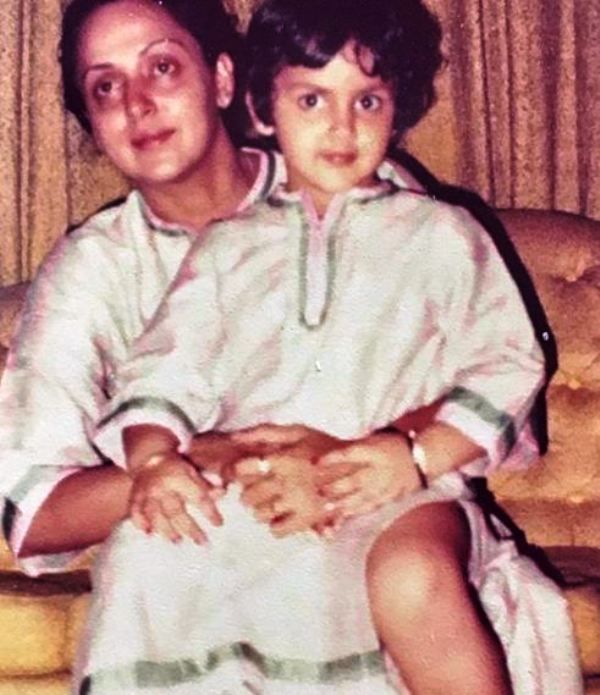 ईशा देओल और उनकी मां की एक पुरानी तस्वीर