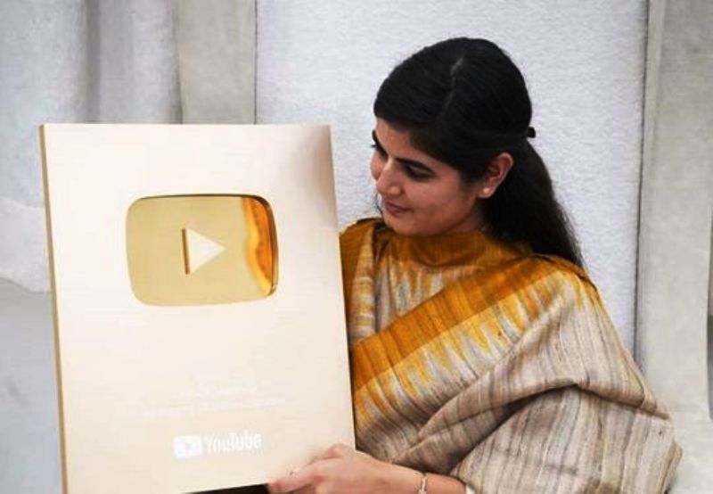 देवी चित्रलेखा अपने सुनहरे YouTube प्ले बटन के साथ